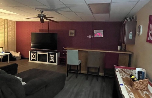 Greencastle House | Cozy family home complete with 2 friendly cats-close to everything!