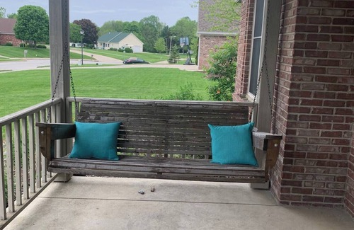Greencastle House | Cozy family home complete with 2 friendly cats-close to everything!