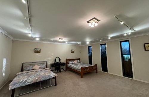 Grovedale House | Cozy family home near suft coast 6 beds