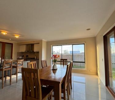 Grovedale House | Cozy family home near suft coast 6 beds