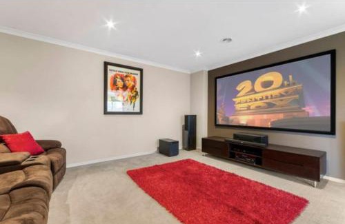 Grovedale House | Cozy family home near suft coast 6 beds