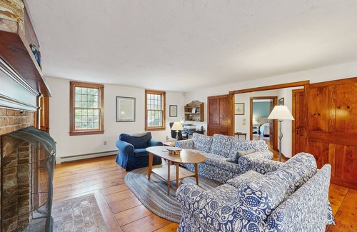 Brewster House | Cozy family retreat with kayaks, board games, AC, and beach access
