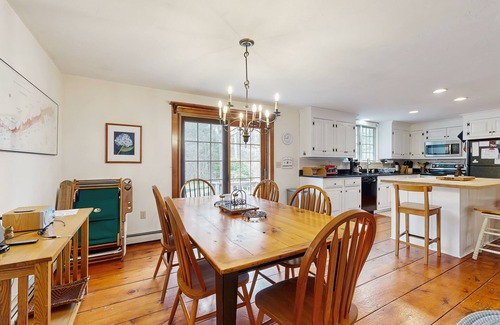 Brewster House | Cozy family retreat with kayaks, board games, AC, and beach access