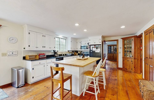 Brewster House | Cozy family retreat with kayaks, board games, AC, and beach access