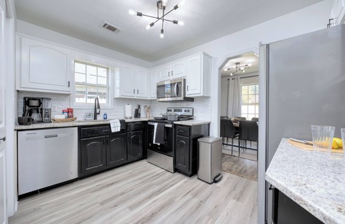Columbus House | Inviting Family Home Near Ft Moore and Downtown Columbus