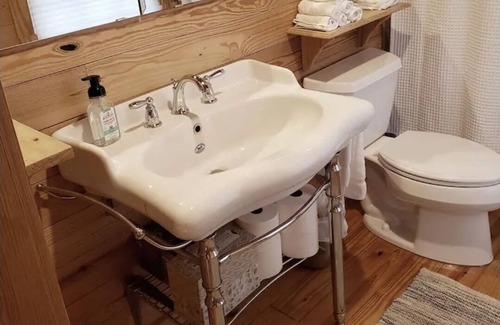 Leesburg Cottage | Charming Farm Cottage Retreat on Secluded 14 Acres