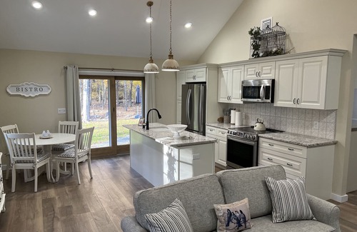 Reeders Cottage | Charming Farm Cottage Near Hiking Trails & Ski Slopes