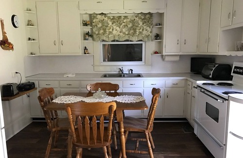 Wilkesboro House | Inviting Farmhouse Near Country Club & Festivals, Rated 10/10