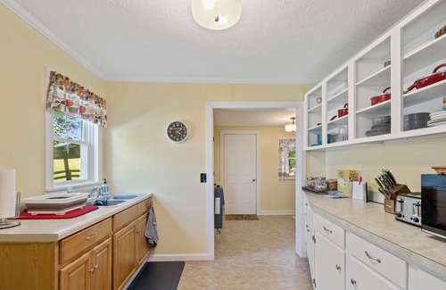 Horse Cave Other | Inviting Farmhouse Retreat Near Mammoth Cave on Animal Farm