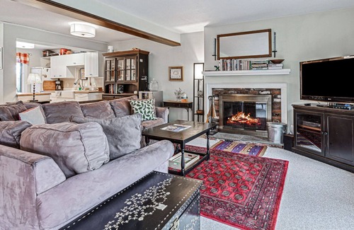 Quechee Condo | Cozy Fireplace, Pets, Club Access! | Saltbox 9A