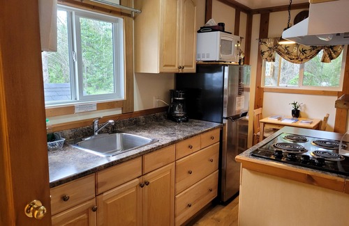 Nordegg Cabin | Cozy Fireside Cottage - Kutenai: Guest Rated 9.8, Family Friendly