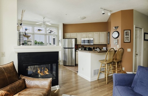 Manistee Condo | Inviting First Floor Condo with Pool and Harbor Views