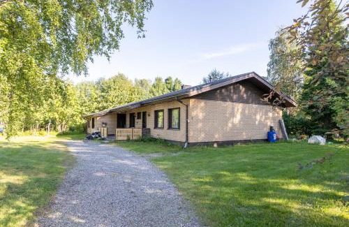 Rovaniemi House | Welcoming Five Bedroom Retreat with Hot Tub & Pet Access