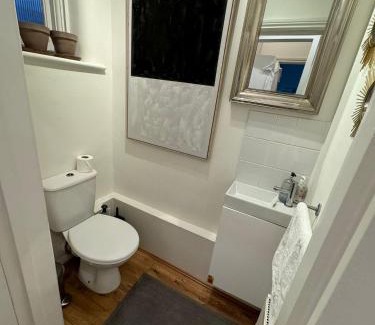Chelsea Riverside Apartment | Inviting Chelsea Flat: Pet & Child-Friendly Retreat