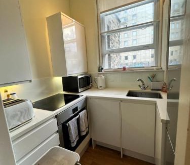 Chelsea Riverside Apartment | Inviting Chelsea Flat: Pet & Child-Friendly Retreat