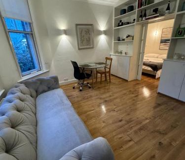Chelsea Riverside Apartment | Inviting Chelsea Flat: Pet & Child-Friendly Retreat