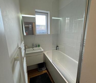Chelsea Riverside Apartment | Inviting Chelsea Flat: Pet & Child-Friendly Retreat