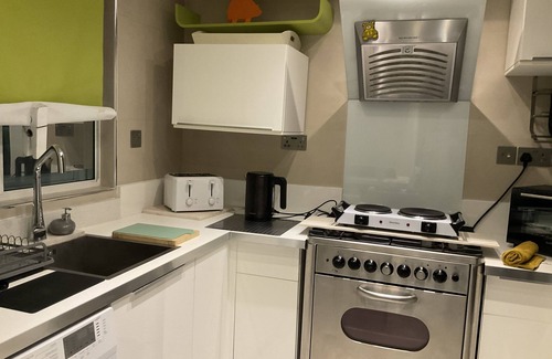 Chiswick Apartment | Convenient 1-Bedroom Apartment Steps from Transport in Chiswick