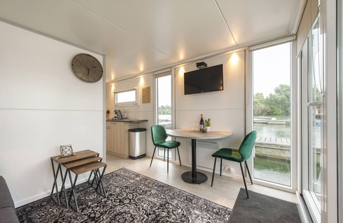 Heugum Boat Rental | Inviting Boatlodge "Mallorca" with Kitchen & Breakfast