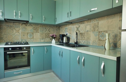 Tractorul Apartment | Cozy Studio Steps from Coresi Mall with Parking & Breakfast
