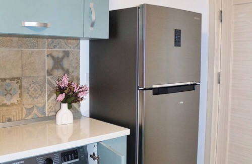 Tractorul Apartment | Cozy Studio Steps from Coresi Mall with Parking & Breakfast