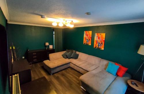Peterborough Apartment | Cozy Four-Bedroom Home with Hot Tub, Garden, CONTRACTORS WELCOME - Close to Shops, Restaurants, Hospital and Park