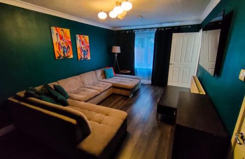 Peterborough Apartment | Cozy Four-Bedroom Home with Hot Tub, Garden, CONTRACTORS WELCOME - Close to Shops, Restaurants, Hospital and Park