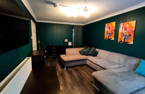 Peterborough Apartment | Cozy Four-Bedroom Home with Hot Tub, Garden, CONTRACTORS WELCOME - Close to Shops, Restaurants, Hospital and Park