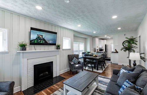 Indianapolis House | Inviting Full Size House Steps from Hinkle Field House