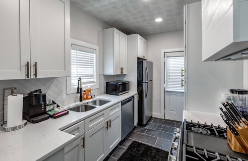 Indianapolis House | Inviting Full Size House Steps from Hinkle Field House