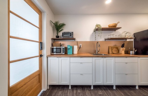 Bedford Apartment | Inviting Fully-Equipped 2 Bedroom Suite with Breakfast