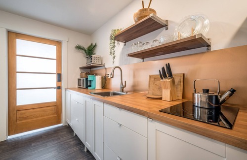 Bedford Apartment | Inviting Fully-Equipped 2 Bedroom Suite with Breakfast