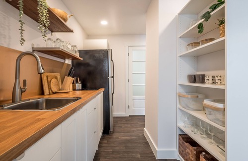 Bedford Apartment | Inviting Fully-Equipped 2 Bedroom Suite with Breakfast