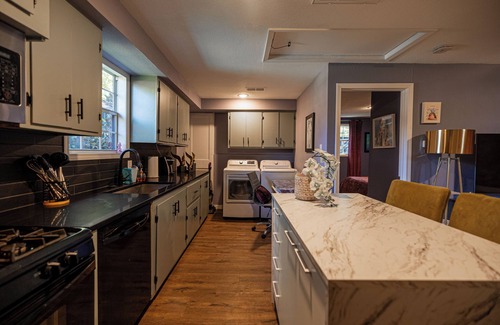 Northwest Dallas Apartment | Cozy Fully Furnished, 1-Bedroom Rental in brilliant Dallas with all bills paid!