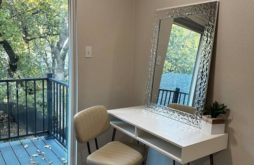 Parkway Central House | Cozy Fun Getaway: Fire Pit, Table Hockey & More!