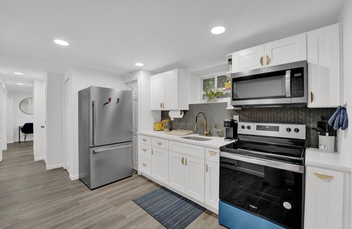 West Side Apartment | Charming Garden 1-Bedroom Apartment in Lincoln Park