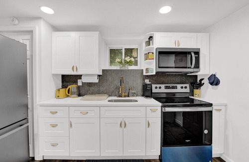 West Side Apartment | Charming Garden 1-Bedroom Apartment in Lincoln Park