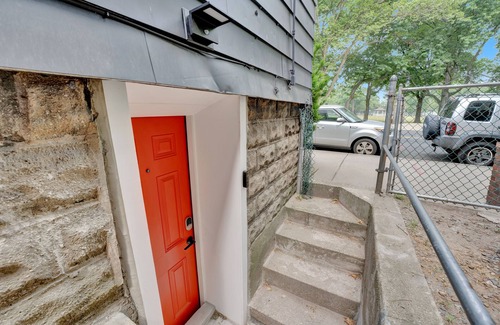 West Side Apartment | Charming Garden 1-Bedroom Apartment in Lincoln Park