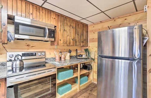 Harrisonville Cabin | Inviting Retreat Near Cowans Gap State Park with Spa Access