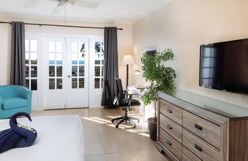 Charlotte Hotel | Unwind in Comfort: Family-Friendly Units with Pool & Breakfast