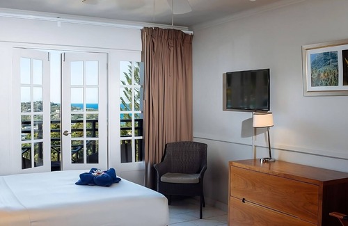 Charlotte Hotel | Unwind in Comfort: Family-Friendly Units with Pool & Breakfast