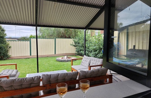 Cranebrook Apartment | Inviting Getaway Near Blue Mountains with Family Amenities