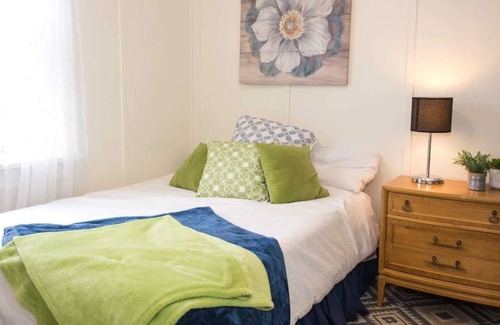 Smooth Rock Falls House | Cozy Getaway-Workers Welcome