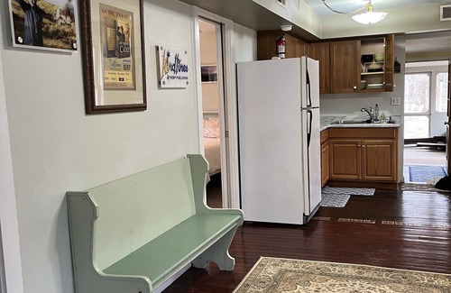 Racine Cottage | Inviting Retreat with Fireplace 5 Min to Historic Harmony