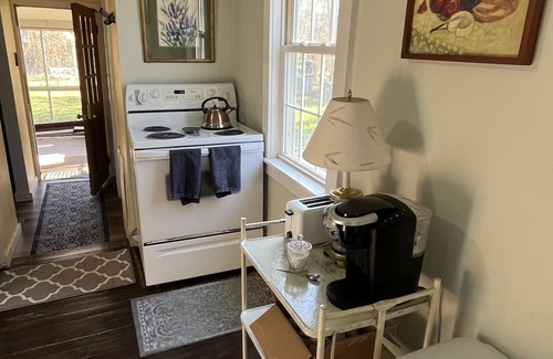 Racine Cottage | Inviting Retreat with Fireplace 5 Min to Historic Harmony