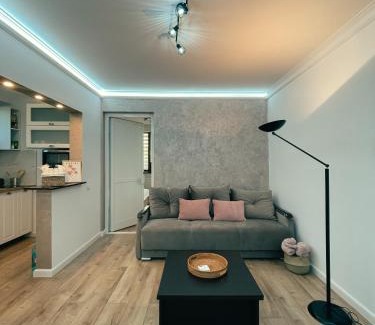 Tirgu Mures Apartment | Inviting Glen: Child-Friendly Retreat with 9.8/10 Rating