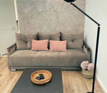 Tirgu Mures Apartment | Inviting Glen: Child-Friendly Retreat with 9.8/10 Rating