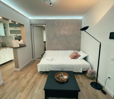 Tirgu Mures Apartment | Inviting Glen: Child-Friendly Retreat with 9.8/10 Rating