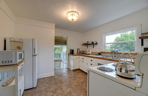 Grants Pass House | Inviting Grants Pass Getaway Near Rogue River Access
