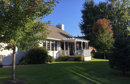 Allouez House | Inviting Green Bay Retreat Near Lambeau Field with Kitchen